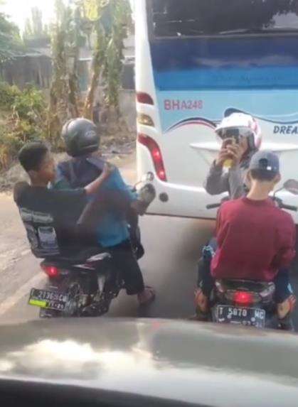 Kaget dengar klakson sampai mau jatuh. Kaget dengar klakson sampai mau jatuh.
