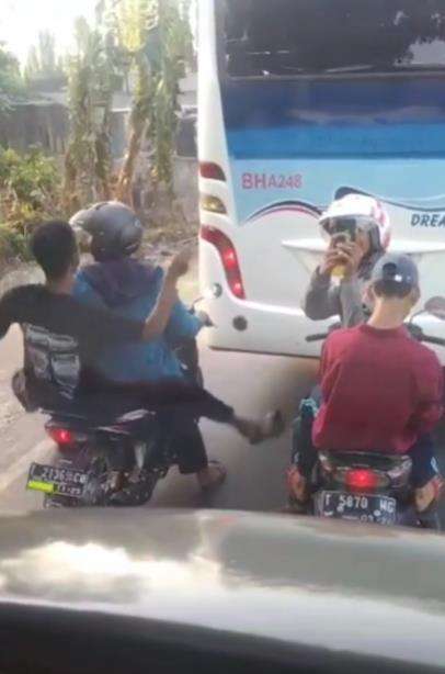 Kaget dengar klakson sampai mau jatuh. Kaget dengar klakson sampai mau jatuh.