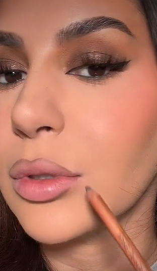 Memakai Lip Pencil