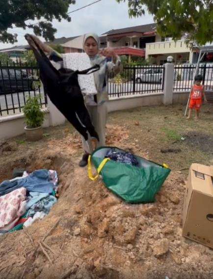 Mantan pramugari hijrah, kubur semua koleksi baju seksi.
