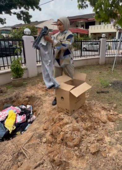 Mantan pramugari hijrah, kubur semua koleksi baju seksi.