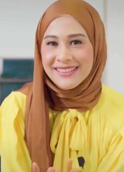 Mantan pramugari hijrah, kubur semua koleksi baju seksi.