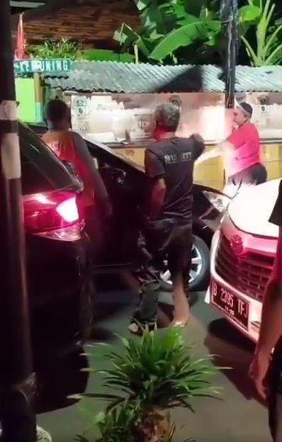 Macet total di jalan sempit, gara-gara emak-emak.
