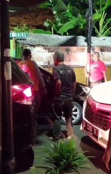 Macet total di jalan sempit, gara-gara emak-emak.