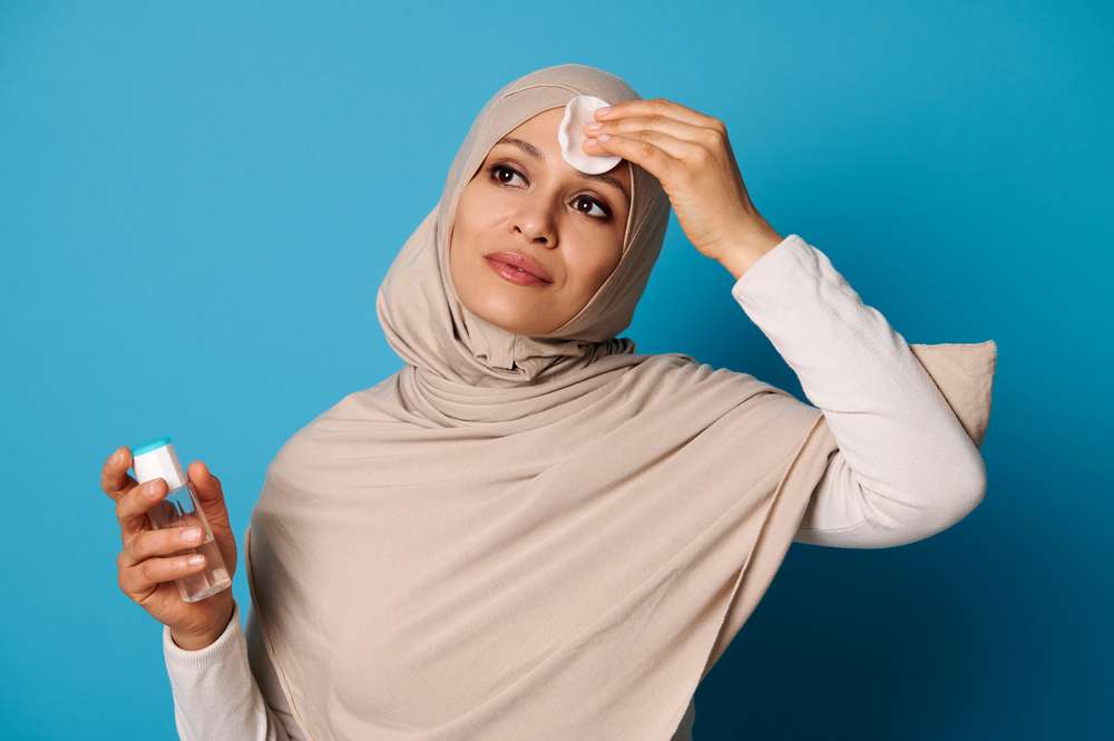 Menggunakan Micellar Water Menggunakan Micellar Water