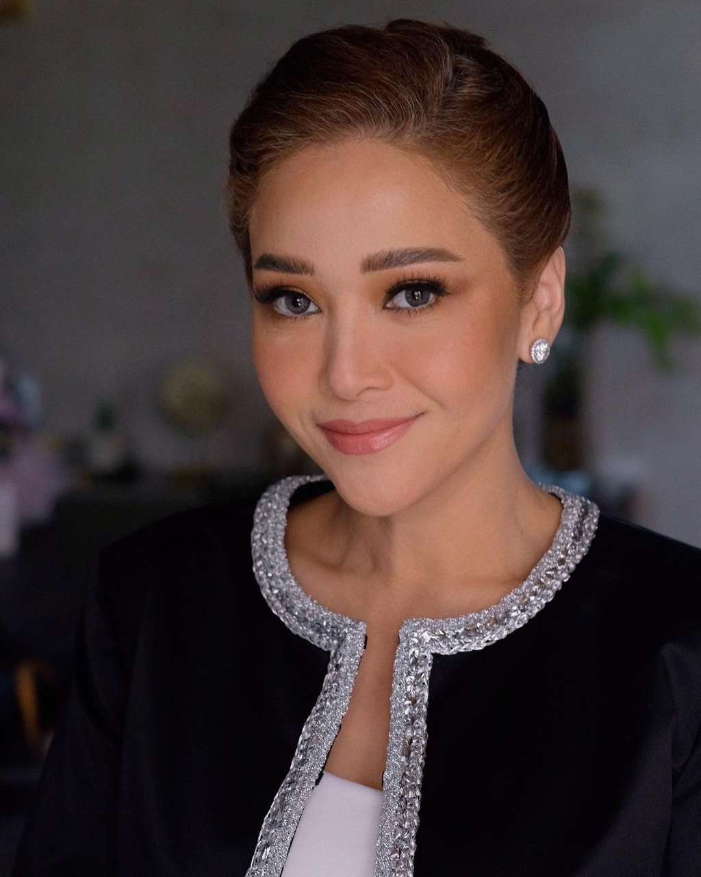 Gaya Makeup Maia Estianty