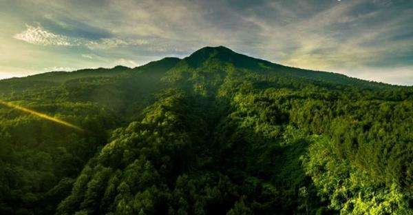 Penampakan Gunung Salak.
