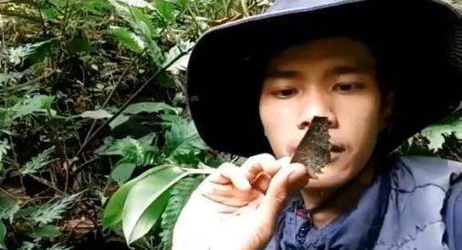 Menemukan serpihan pesawat Sukhoi SSJ100 yang menabrak Gunung Salak.