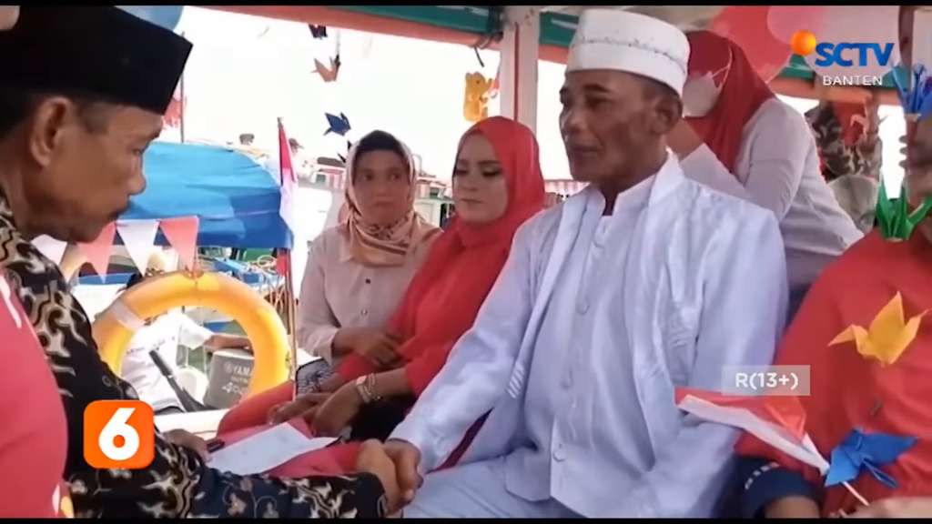 Terinspirasi Nenek Moyang, Pasangan Pengantin Ini Gelar Pernikahan di Tengah Laut
