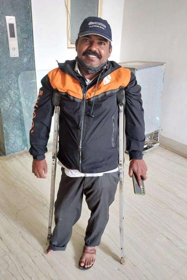 Bikin Mewek, Pria Ini Tetap Semangat Antar Makanan Meski dengan Satu Kaki