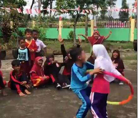 Kakak peluk adik