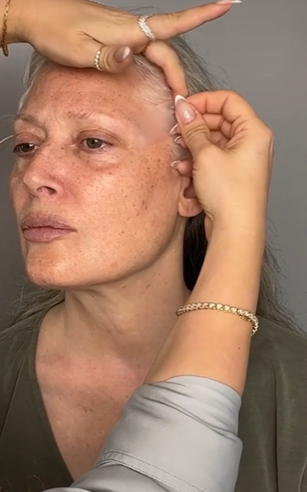 Menempelkan Face Tape