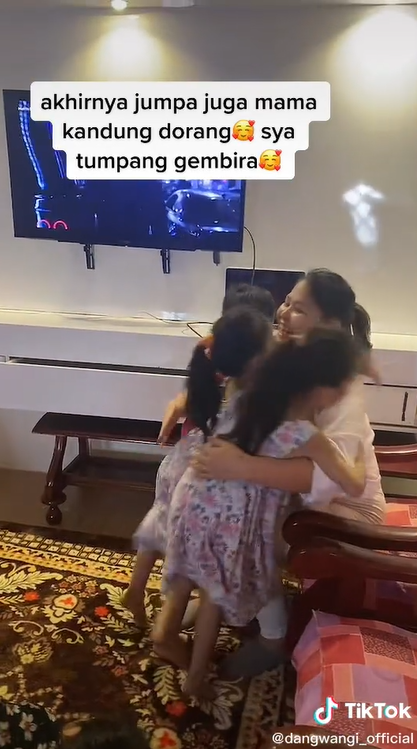 Momen Pertemuan Anak dan Ibu Kandung yang Terpisah Selama 2 Tahun, Kisah di Baliknya Bikin Haru