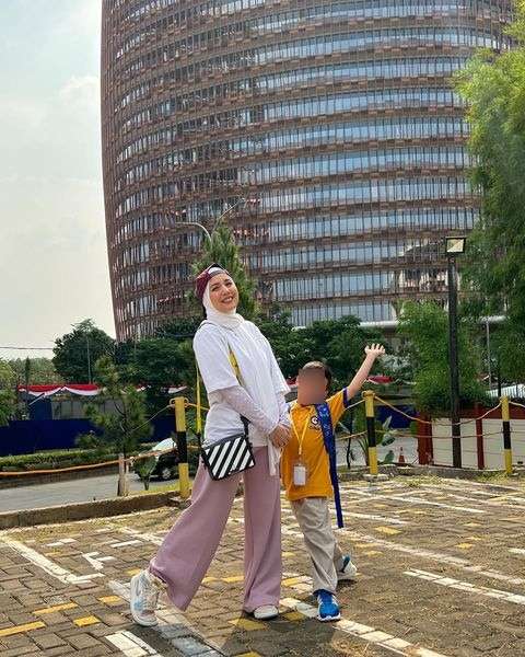 Outfit Hijab Santai Tya Ariestya saat menjemput