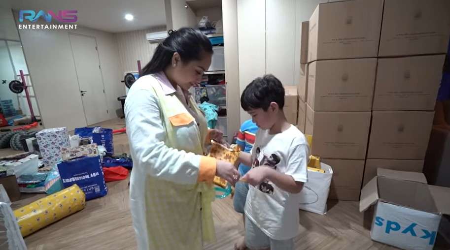 Rafathar buka kado dari Mba Lala