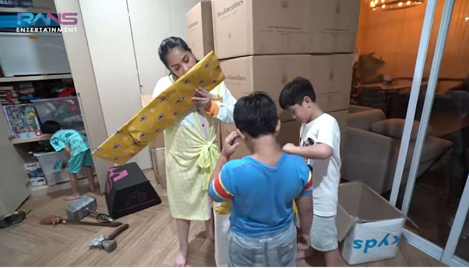 Rafathar buka kado dari Mba Lala