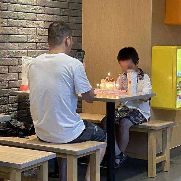Momen haru ayah rayakan ultah anak secara sederhana.