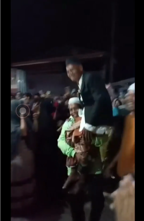 Pernikahan Kakek 70 Tahun Ini bak Pesta Rakyat, Digendong hingga Diarak Warga