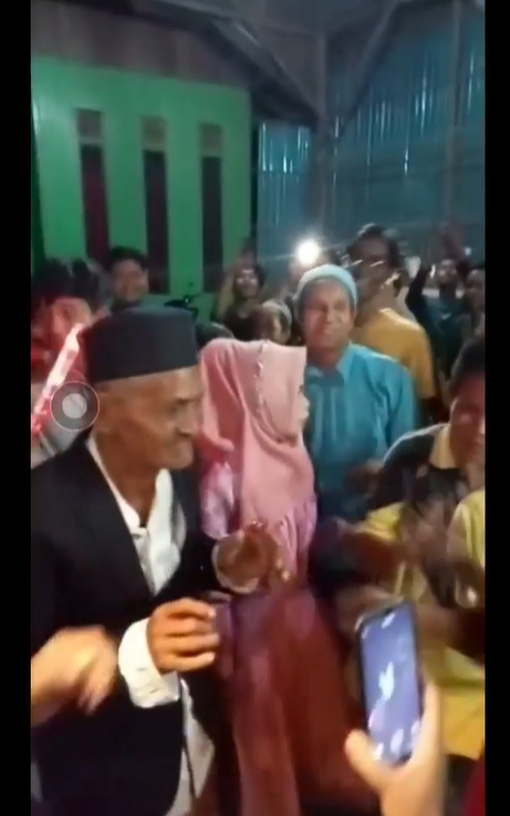 Pernikahan Kakek 70 Tahun Ini bak Pesta Rakyat, Digendong hingga Diarak Warga