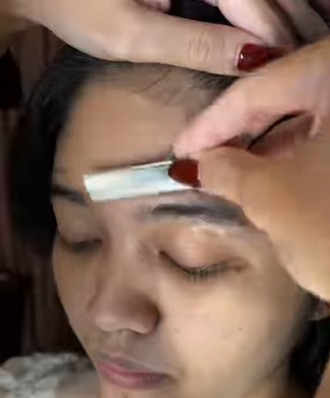 MUA Cukur Wajah Klien