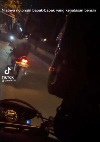 Menolong motor mogok malah ikut kehabisan bensin.