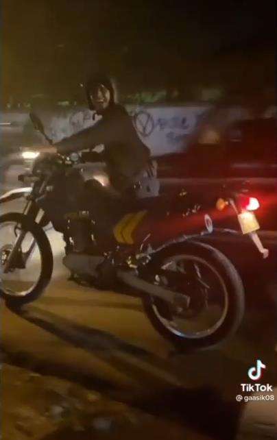 Menolong motor mogok malah ikut kehabisan bensin.