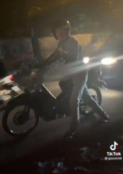 Menolong motor mogok malah ikut kehabisan bensin.