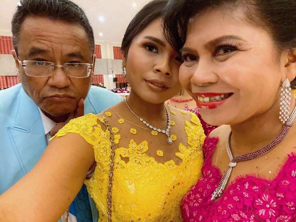 Hotman bersama istri dan putrinya