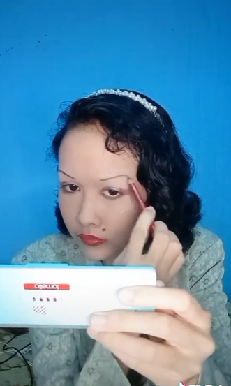 TikToker Buat Tampilan Makeup di Era 1930-an