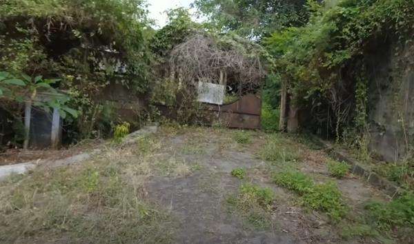 Pintu gerbang rumah singgah Suzzanna di Semarang.