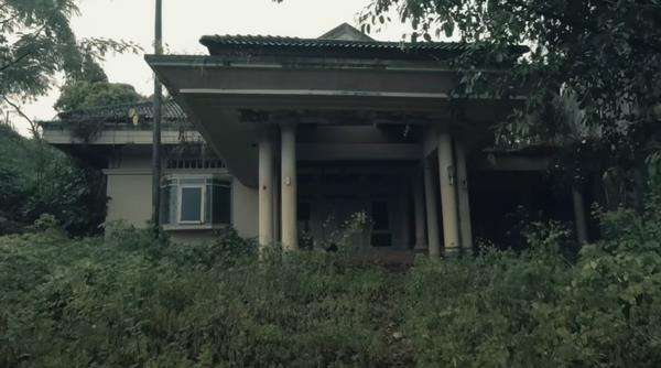 Tampak depan rumah Suzzanna yang terbengkalai di Semarang.
