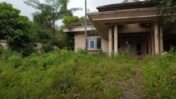 Tampak depan rumah Suzzanna yang terbengkalai di Semarang.
