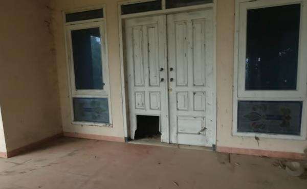Tampak depan rumah Suzzanna yang terbengkalai di Semarang.