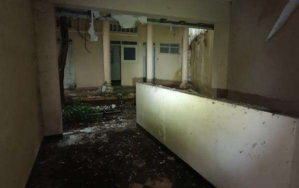Area samping rumah Suzzanna yang terbengkalai di Semarang.