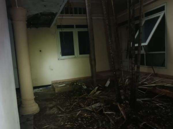 Area samping rumah Suzzanna yang terbengkalai di Semarang.