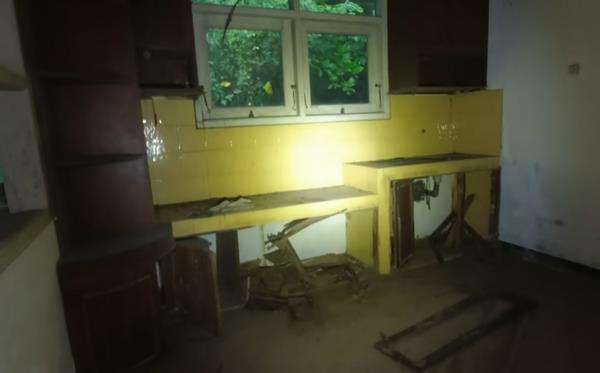 Area dapur rumah Suzzanna yang terbengkalai di Semarang.