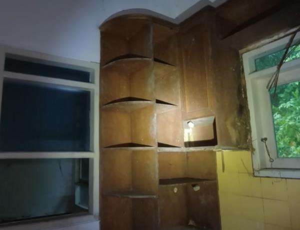 Area dapur rumah Suzzanna yang terbengkalai di Semarang.
