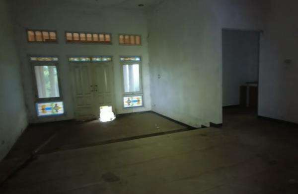 Area ruang tamu rumah Suzzanna yang terbengkalai di Semarang.