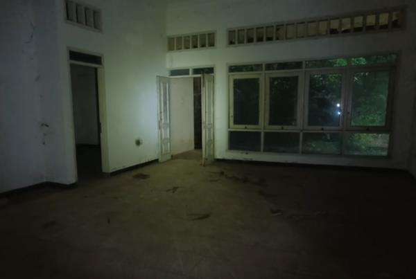 Area ruang tamu rumah Suzzanna yang terbengkalai di Semarang.