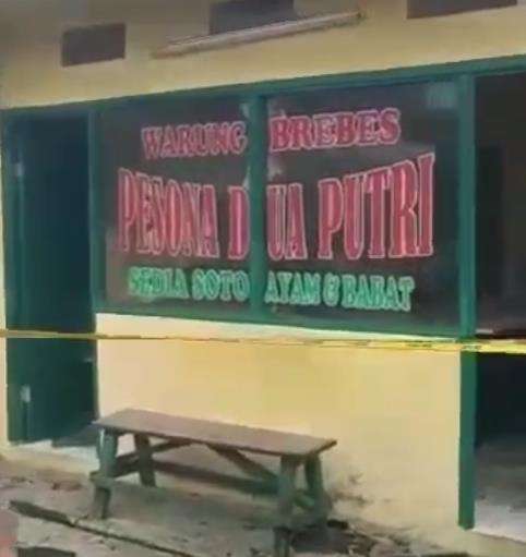 Kanan kiri hancur dilalap api, warteg ini tetap utuh.