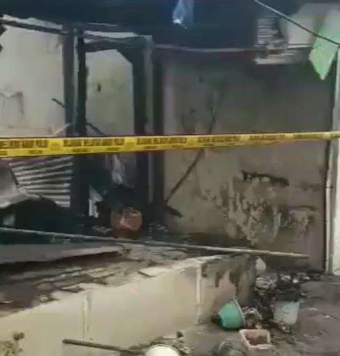 Kanan kiri hancur dilalap api, warteg ini tetap utuh.