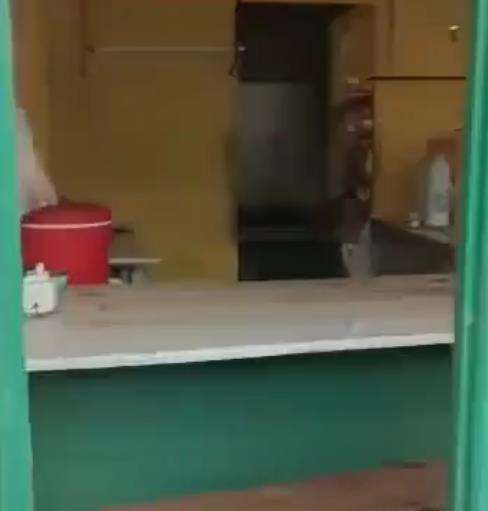 Kanan kiri hancur dilalap api, warteg ini tetap utuh.