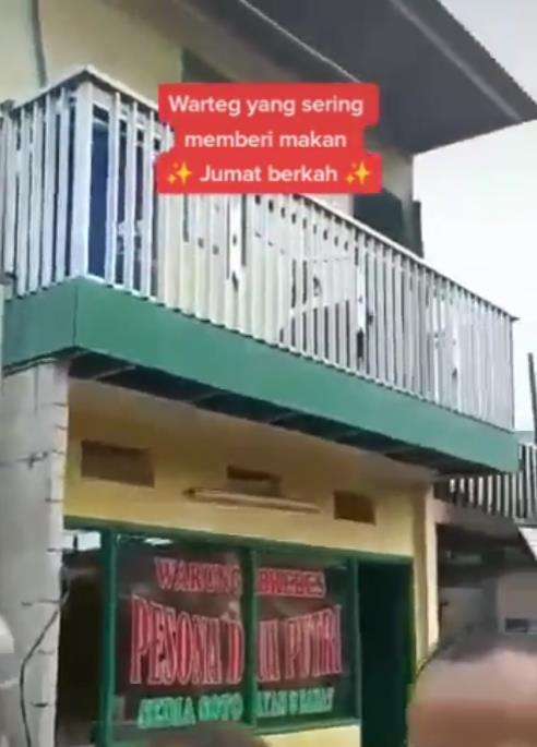 Kanan kiri hancur dilalap api, warteg ini tetap utuh.