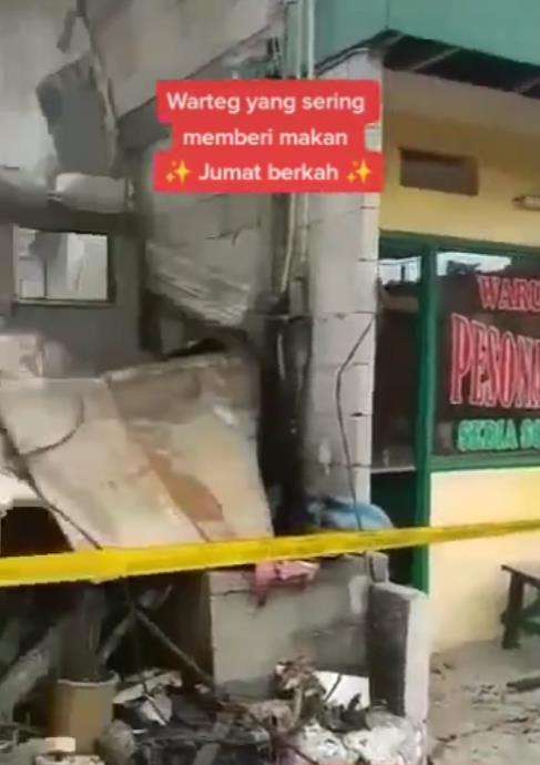 Kanan kiri hancur dilalap api, warteg ini tetap utuh.