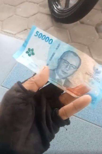 Bayar bensin pakai pecahan Rp50 ribu baru, pria ini ditolak pegawai SPBU