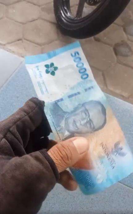 Bayar bensin pakai pecahan Rp50 ribu baru, pria ini ditolak pegawai SPBU