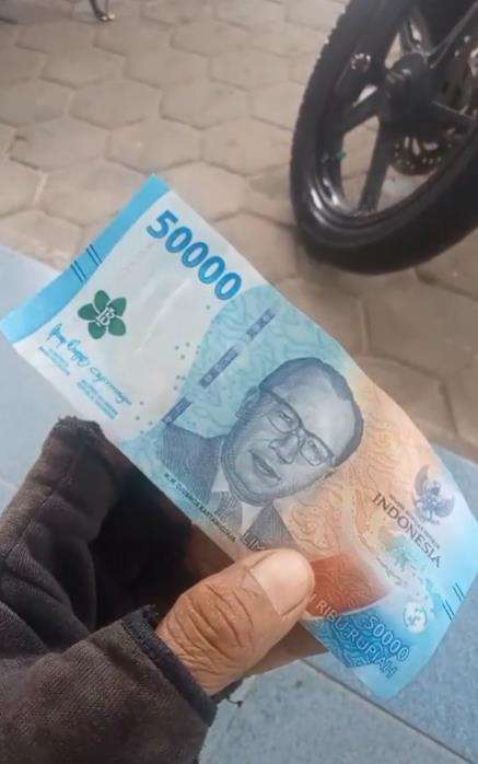 Bayar bensin pakai pecahan Rp50 ribu baru, pria ini ditolak pegawai SPBU