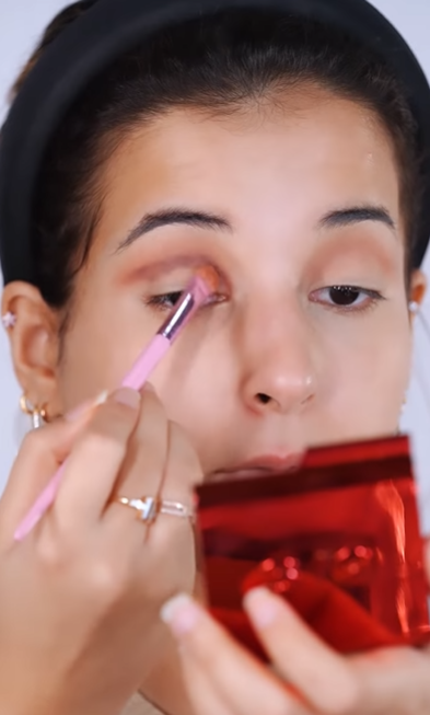 Membuat Gaya Makeup Cut Crease