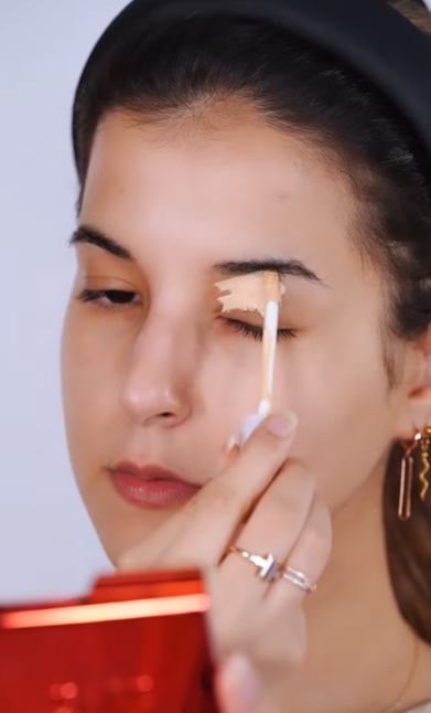Membuat Gaya Makeup Cut Crease