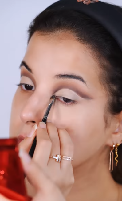 Membuat Gaya Makeup Cut Crease